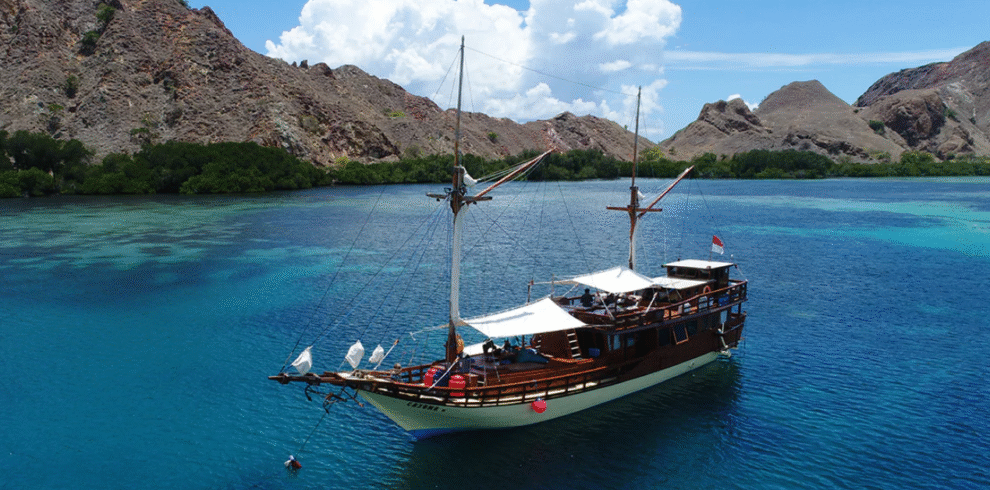 komodo boat tour